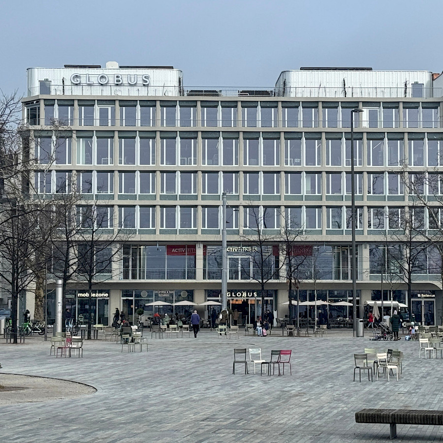 Blick vom Sechseläutenplatz auf Theaterstrasse 12 © jessenvollenweider architektur