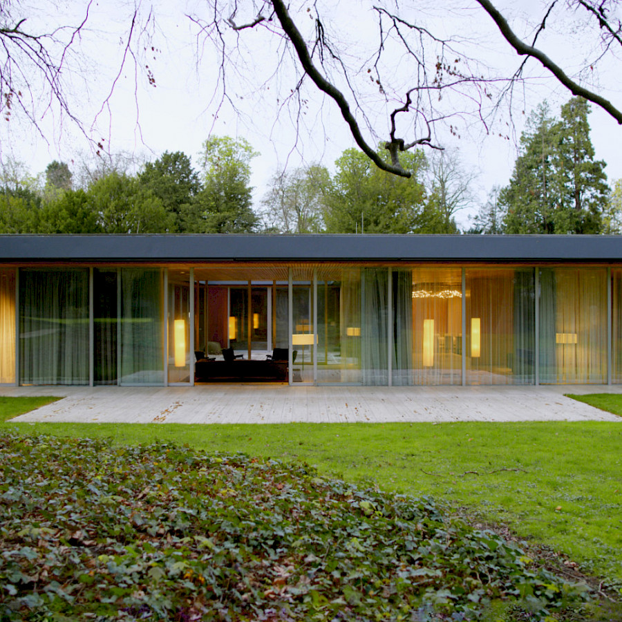 Sep Ruf, Kanzlerbungalow, Nacht ®ALPENREPUBLIK, 2025